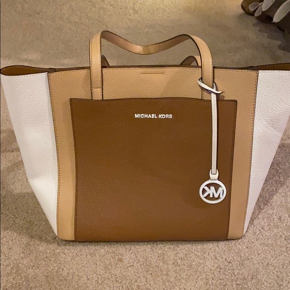 Micheal Kors Purse •Make an Offer• - Picture 1 of 7